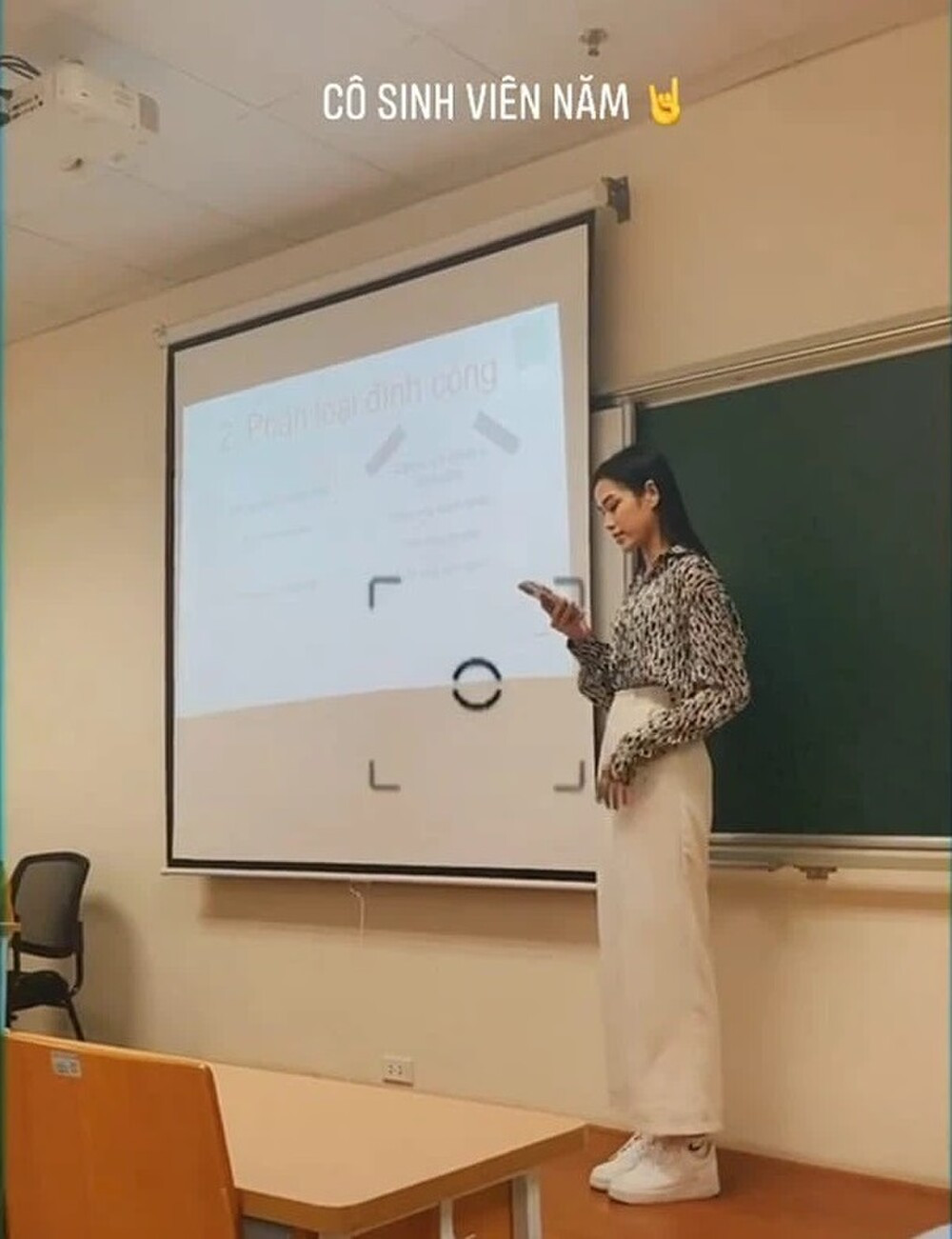 Trong khoảnh khắc bị một bạn học quay lén khi đang thuyết trình trên lớp học, Hoa hậu Việt Nam 2020 Đỗ Thị Hà thu hút với phong cách trẻ trung, đôi chân dài 1,1m chiếm trọn "spotlight".