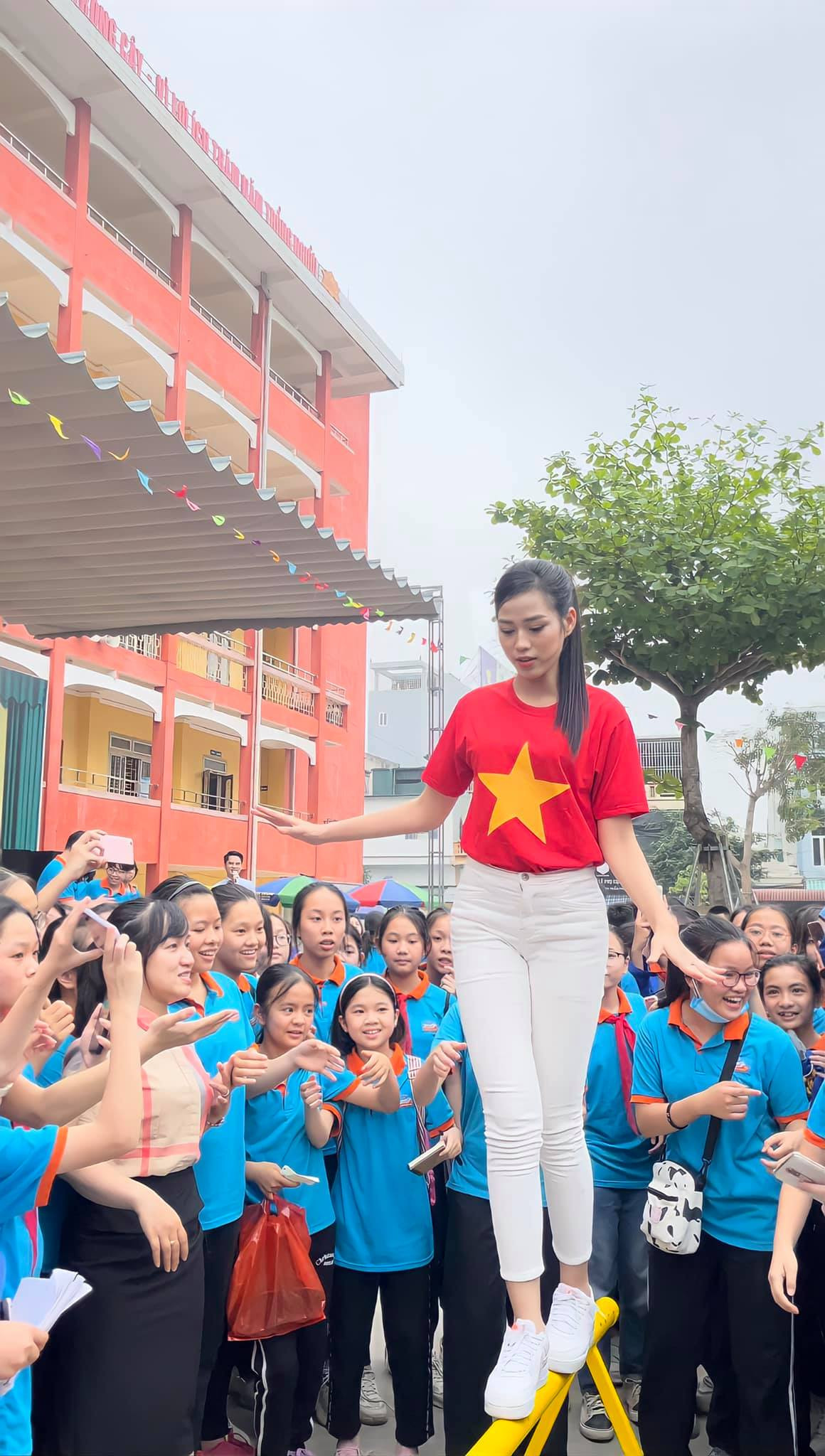 Khác với hình ảnh váy vóc gợi cảm khi tham gia sự kiện, ngoài đời Hoa hậu Đỗ Thị Hà chuộng phong cách trẻ trung và năng động với áo phông và quần jean.