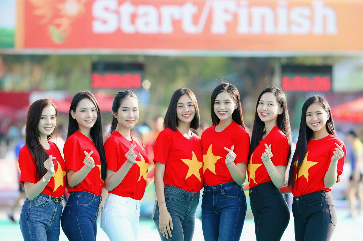 Dù ăn mặc giản dị nhưng người đẹp gốc Thanh Hóa vẫn nhận được nhiều lời khen về nhan sắc nổi bật.