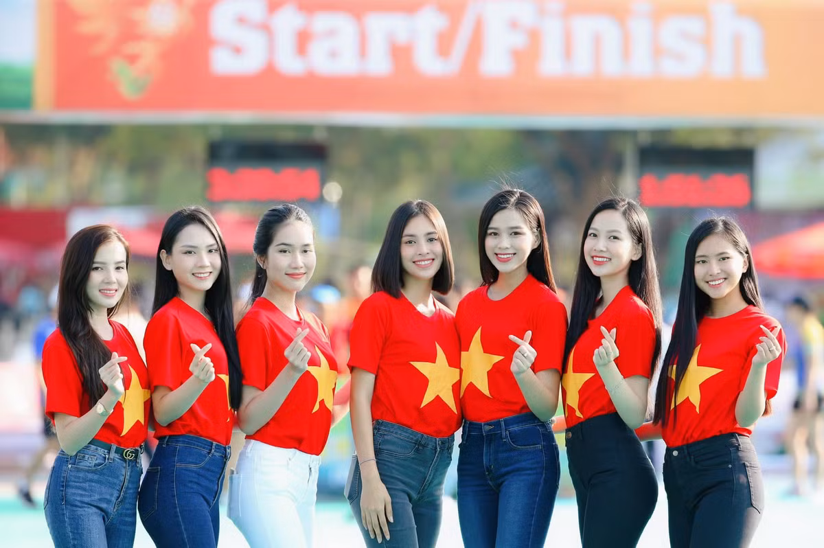 Dù ăn mặc giản dị nhưng người đẹp gốc Thanh Hóa vẫn nhận được nhiều lời khen về nhan sắc nổi bật.