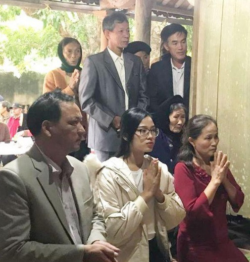 Diện trang phục giản dị, không make up nhưng nàng hậu vẫn giữ nguyên nhan sắc mỹ miều.