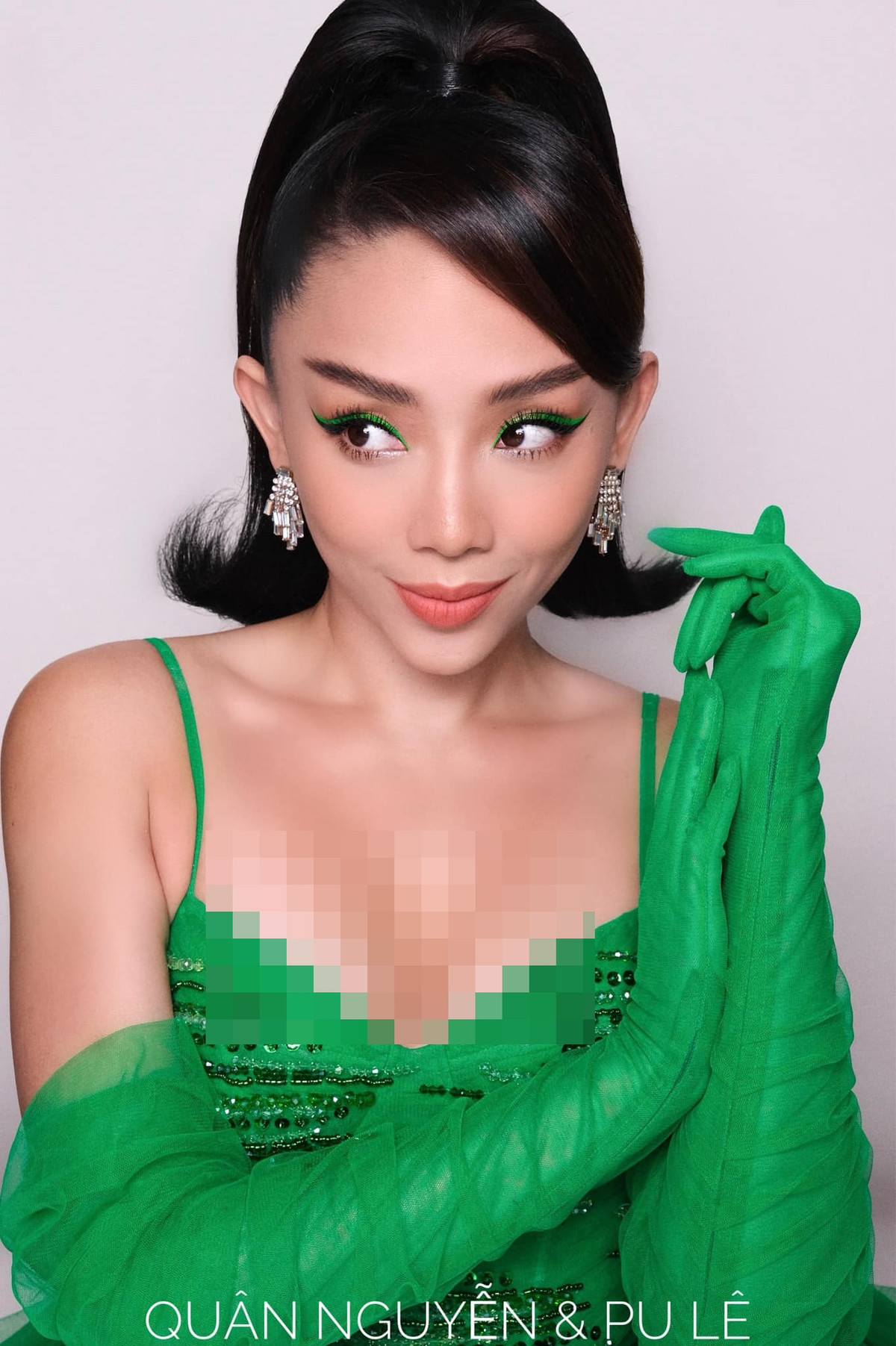 Xem ảnh trên trang cá nhân, có thể thấy xanh và đỏ là hai trong những tone màu chủ đạo được Tóc Tiên yêu thích.