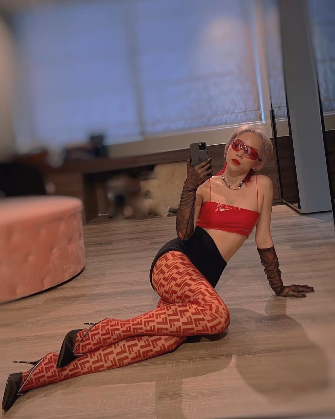 Giọng ca "Ngày mai" tạo sự khác lạ khi kết hợp trang phục gợi cảm với bao tay "tông xuyệt tông".