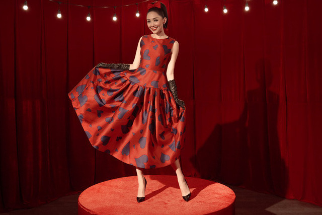 Mốt diện váy áo kết hợp với găng tay được mỹ nhân 8X "lăng xê" từ lâu.