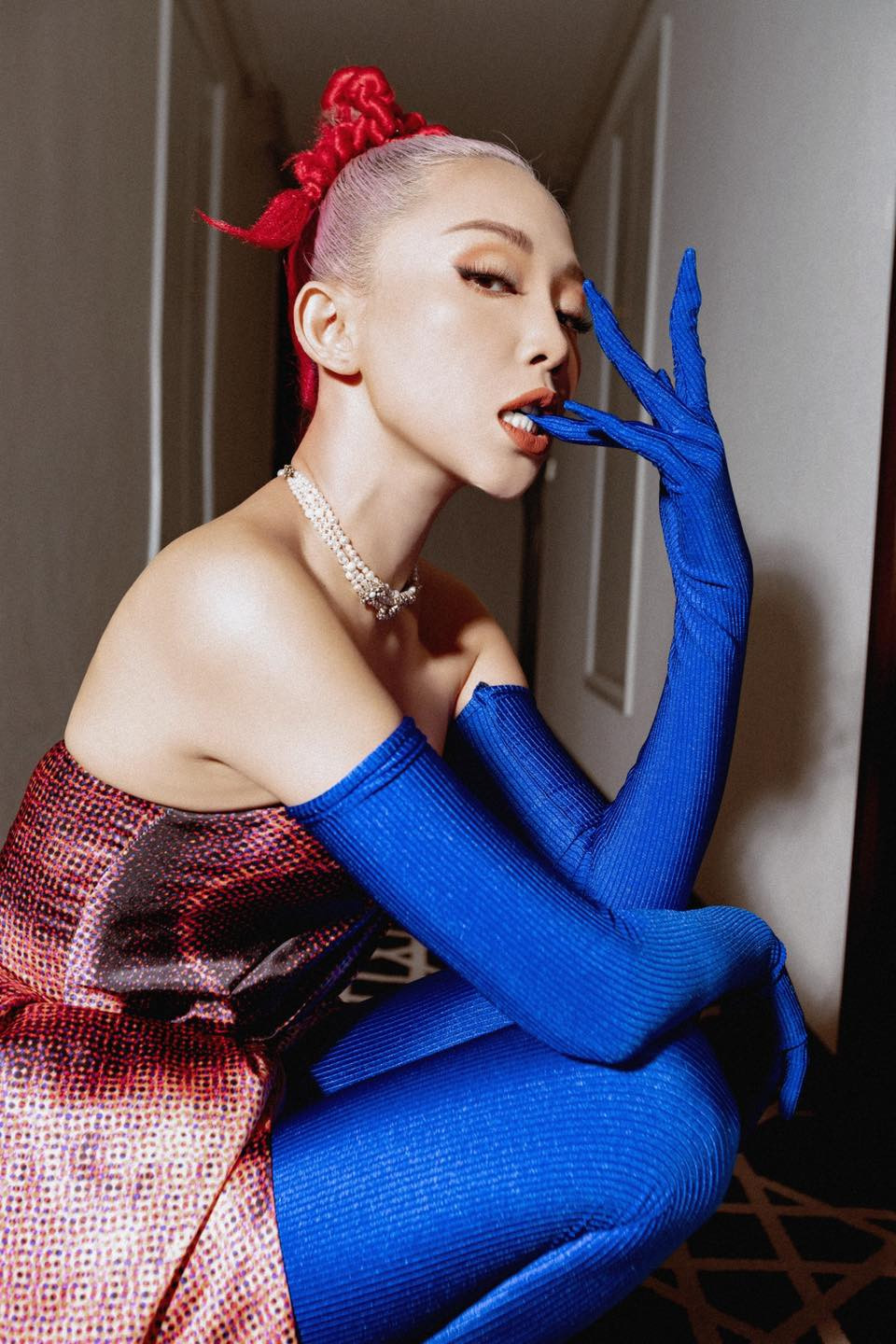 Thời gian gần đây, bà xã Hoàng Touliver chăm lên đồ với phong cách độc lạ nhưng vẫn giữ được vẻ sexy.