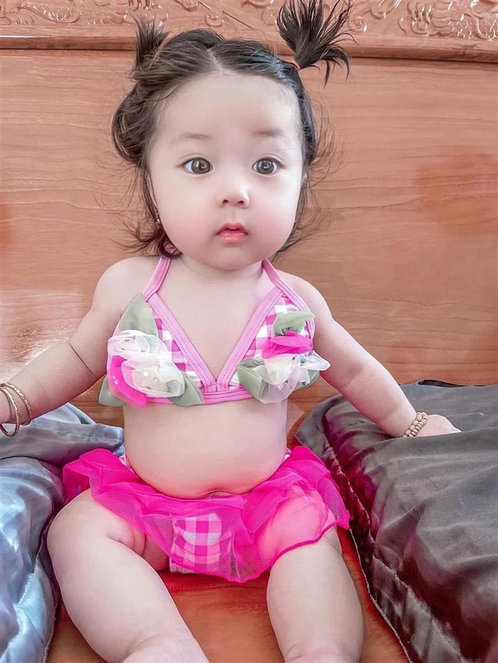 Cô bé thừa hưởng nhiều nét đẹp của cả bố lẫn mẹ từ đôi mắt to, sống mũi cao và đôi môi chúm chím.