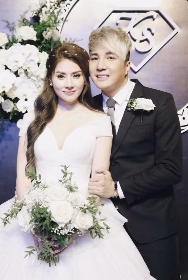 Lâm Chấn Khang và Kim Jun See gắn bó với nhau từ công việc tới cuộc sống. Hai người làm cùng công ty và đã hợp tác với nhau trong nhiều dự án âm nhạc như: "Sóng gió nhân tâm", "Sóng gió truyền kiếp", "Cái xác không hồn", "Người trong giang hồ"…