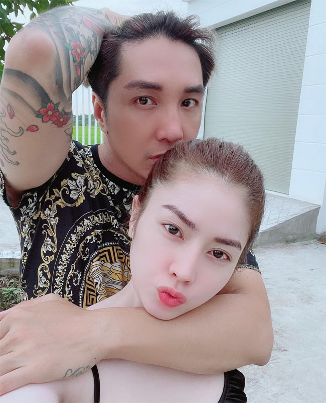 Lâm Chấn Khang được coi là một trong những “ông vua hội chợ” của showbiz Việt. Anh chuyên diễn các show nhỏ lẻ ở các tỉnh Tây Nam Bộ.