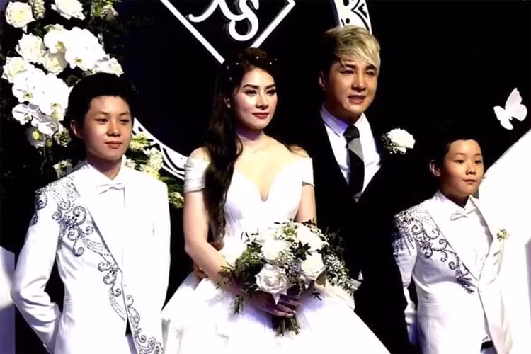 Vợ chồng Lâm Chấn Khang đã có với nhau hai cậu con trai trước khi tổ chức hôn lễ hoành tráng vào năm 2019.