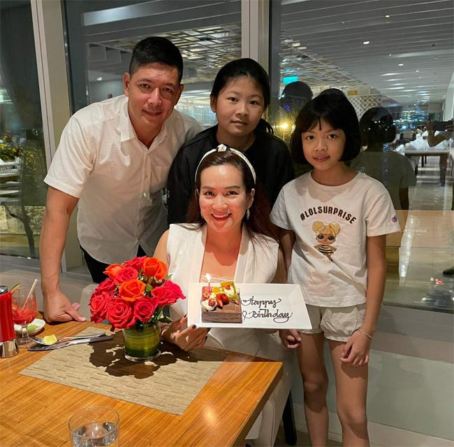 Hiện nữ doanh nhân 44 tuổi đang sống hạnh phúc bên chồng và hai con gái.