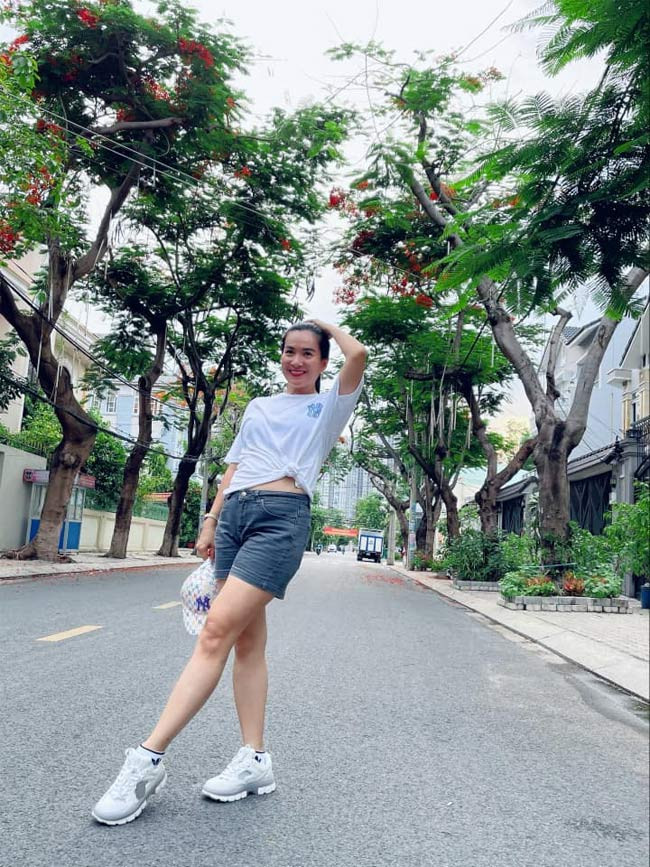 Nhờ chăm chỉ tập luyện, Anh Thơ, vợ nam diễn viên Bình Minh đã giảm được 4kg và trông cô trẻ ra trông thấy.