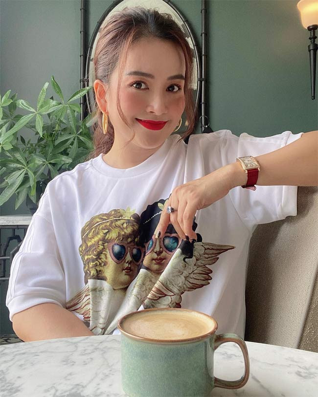 Thậm chí Anh Thơ còn được khen là trẻ hơn cả chồng.