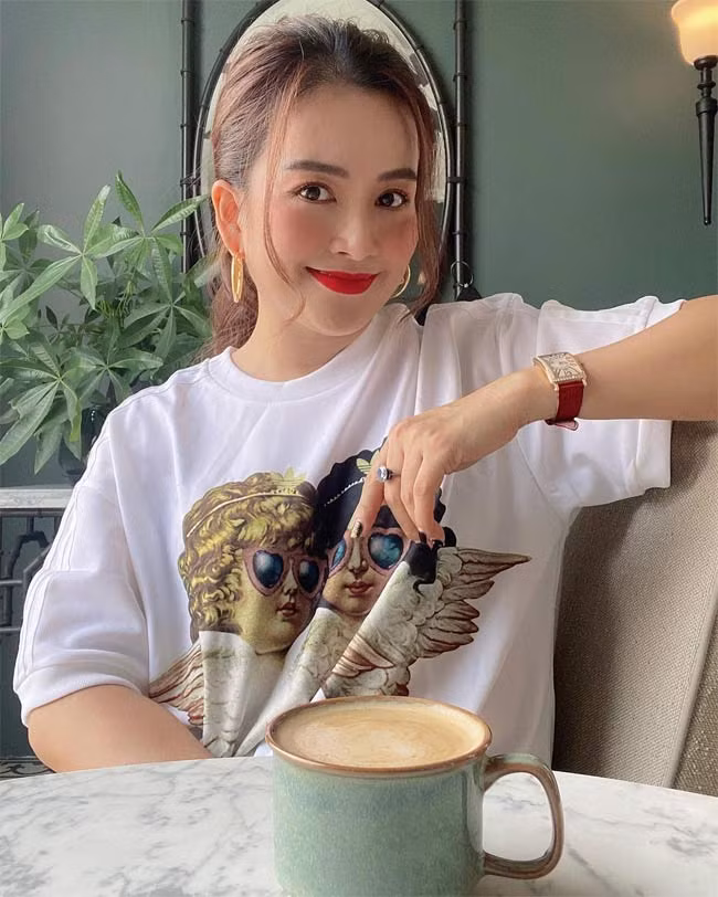 Thậm chí Anh Thơ còn được khen là trẻ hơn cả chồng.