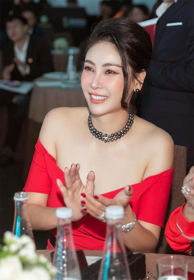 Để giữ được vẻ trường xuân, Hà Kiều Anh phải theo đuổi chế độ tập luyện và ăn uống khoa học.