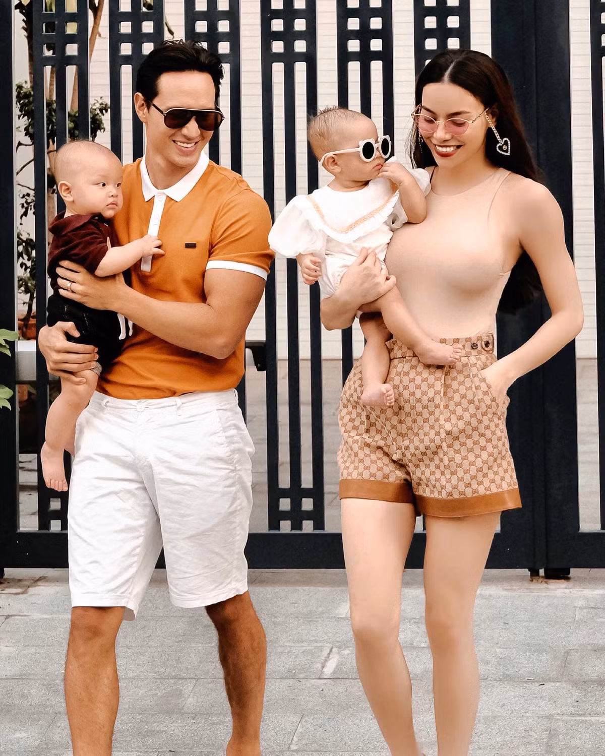 Dù ở nhà nhưng gia đình Hà Hồ - Kim Lý vẫn thu hút bởi những bức ảnh đời thường thần thái "đỉnh cao".