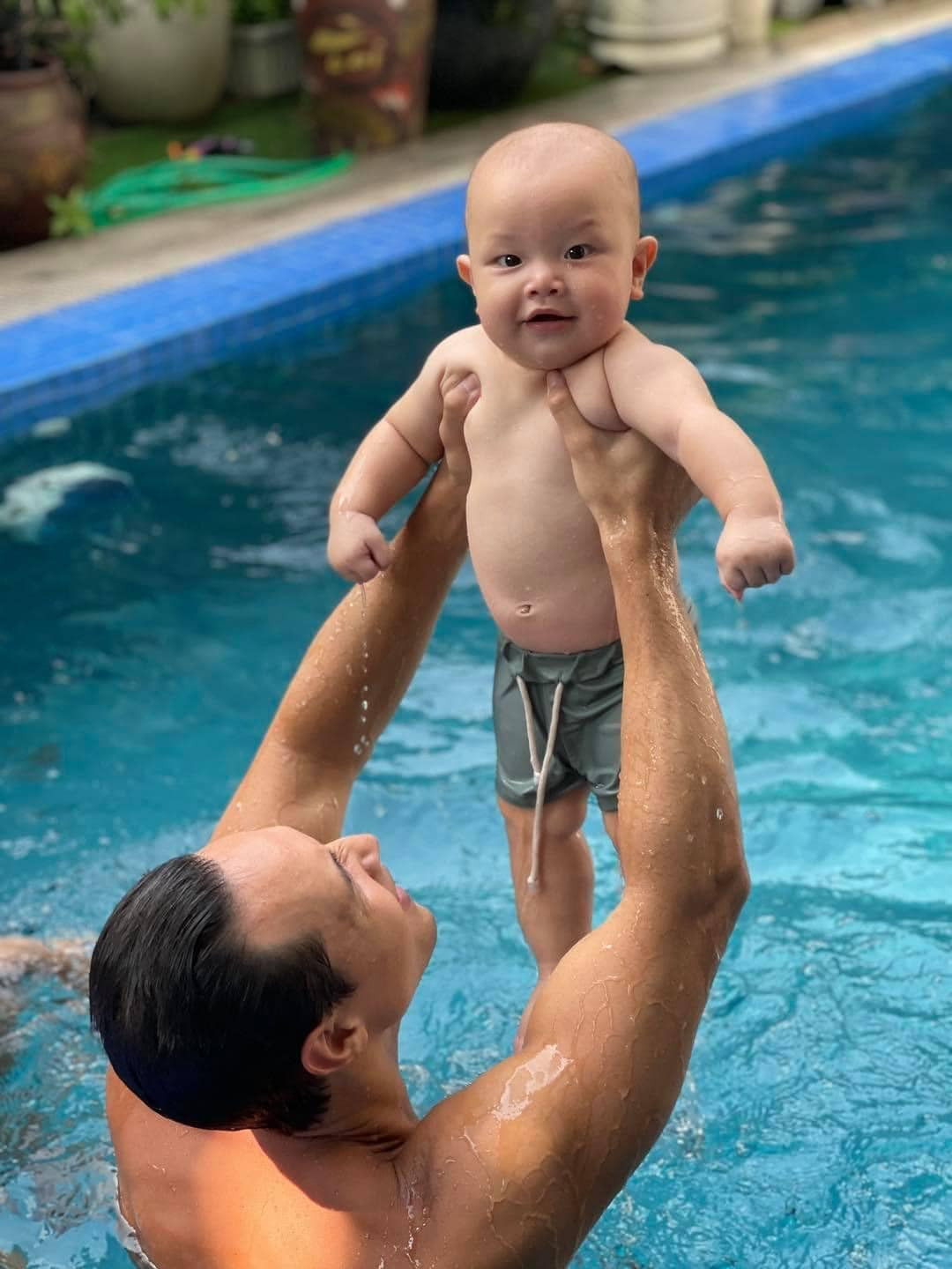Hình ảnh Kim Lý chơi với con ở bể bơi thôi cũng đẹp.