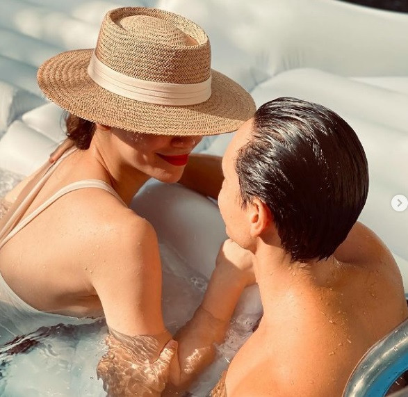 Dù ở nhà nhưng gia đình Hà Hồ vẫn có những bức ảnh đẹp như bìa tạp chí khiến fan hết lời khen ngợi.