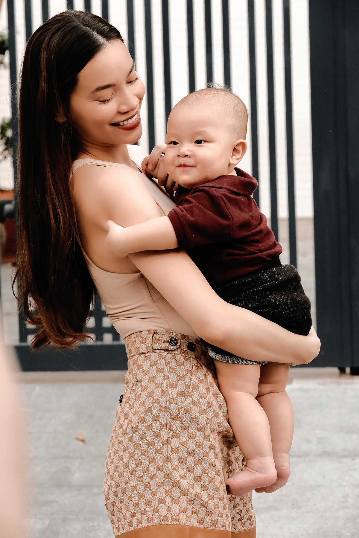 "Sáng nay bước ra cổng nhà chụp tấm hình kỷ niệm mới thấy chỉ cần được hít thở khí trời, được tự do trong đời sao mà quý đến vậy. Sài Gòn ơi, cố lên!", bà mẹ 3 con bày tỏ.