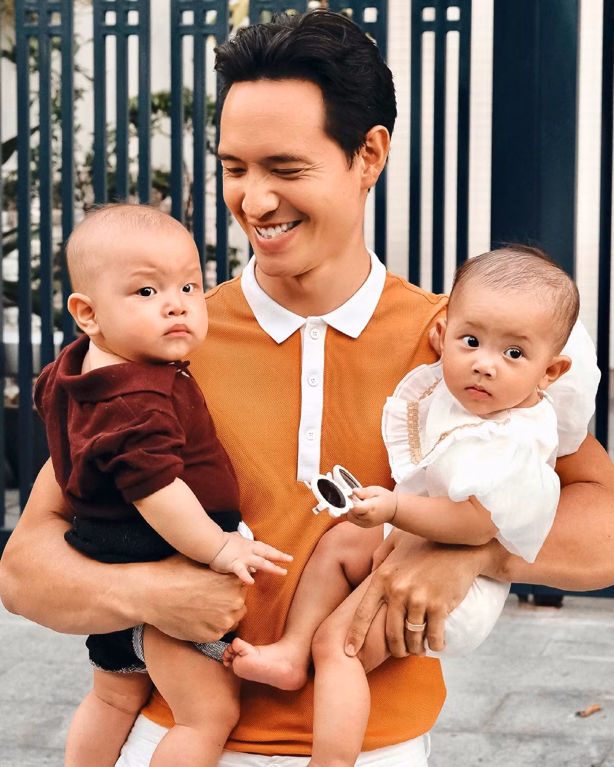 Nữ ca sĩ muốn cả nhà ra ngoài hít thở không khí sau thời gian dài giãn cách, cùng thực hiện loạt ảnh kỷ niệm mừng cặp sinh đôi sắp tròn 8 tháng tuổi.