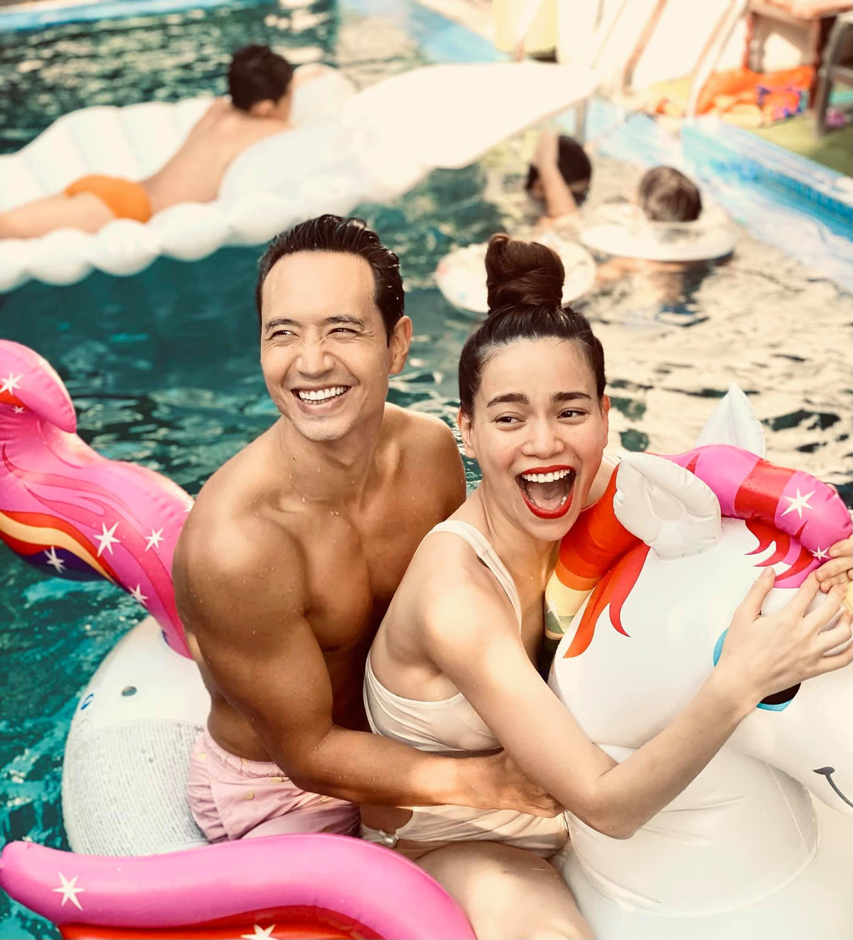 Cặp đôi luôn dành cho nhau những khoảnh khắc ngọt ngào.