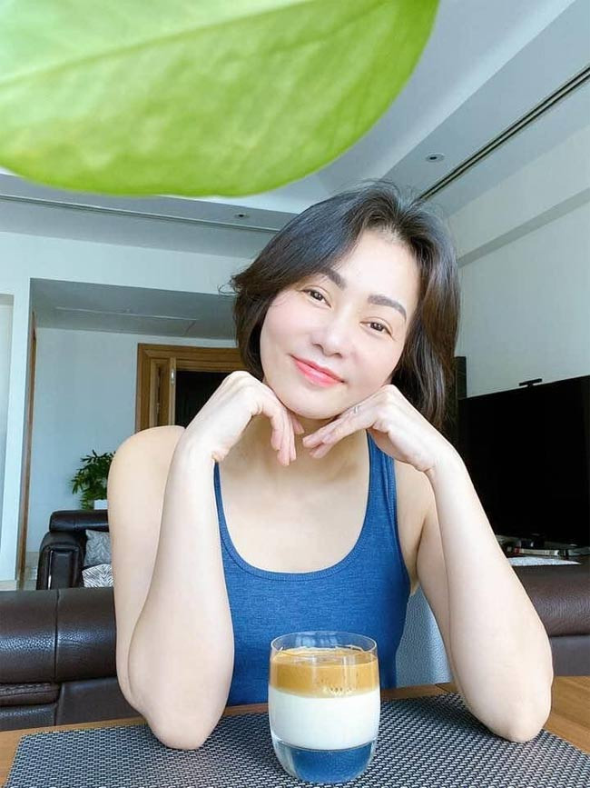 "… Không ăn chất béo, không tinh bột gạo trắng, nếp bánh mì trắng mà chuyển sang ăn bánh mì đen hoặc gạo lức. Đừng cắt luôn tinh bột mà chỉ ăn uống vào buổi sáng vì thiếu chất bột cũng không tốt, lâu dài dễ mất trí nhớ ... Ăn cá rau tôm thịt không mỡ, không chiên rán. Ngoài ra là chạy bộ sáng và tối trước khi đi ngủ ", Thu Minh chia sẻ.