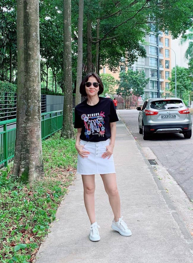 Kể cả với những trang phục giản dị như thế này, nhưng trông cô vẫn rất cuốn hút.