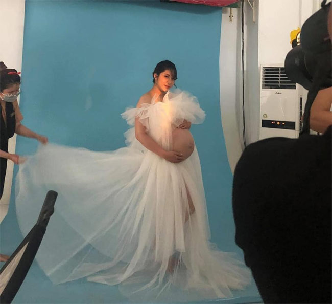 Mặc dù nhan sắc xuống dốc nhưng Hoa hậu Đại dương 2014 vẫn chụp một bộ ảnh bầu để làm kỷ niệm.