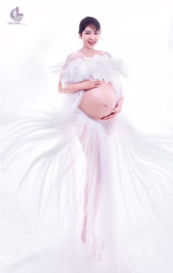 Thu Thảo rạng rỡ trong bộ ảnh chụp lúc mang thai.