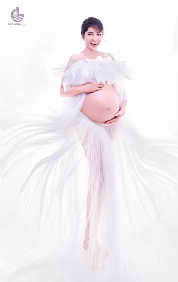 Thu Thảo rạng rỡ trong bộ ảnh chụp lúc mang thai.