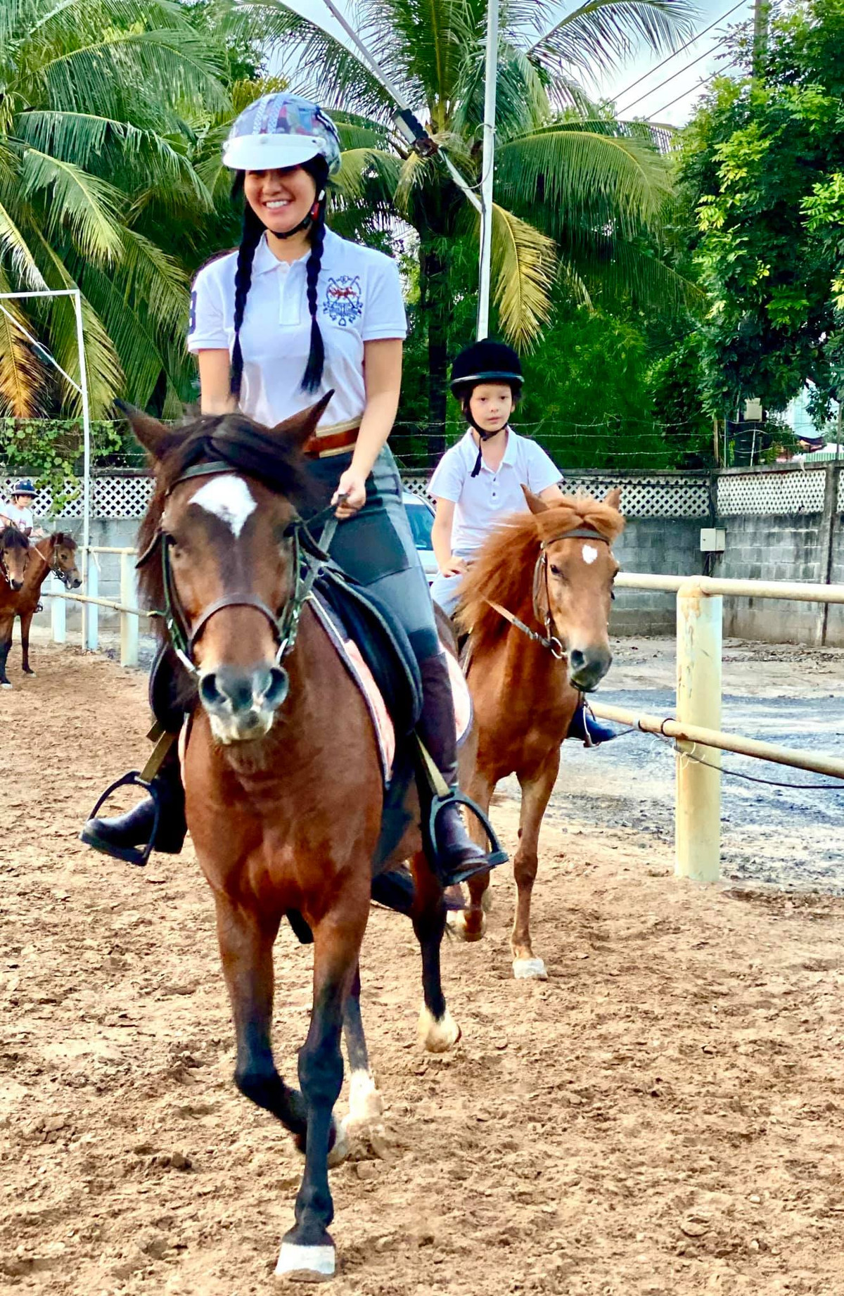 Không chỉ là chỗ dựa tinh thần cho giọng ca "Họa mi hót trong mưa", anh Gerhard Heusch còn chăm sóc tốt cho hai con của chị, dạy các bé cưỡi ngựa, trượt tuyết.