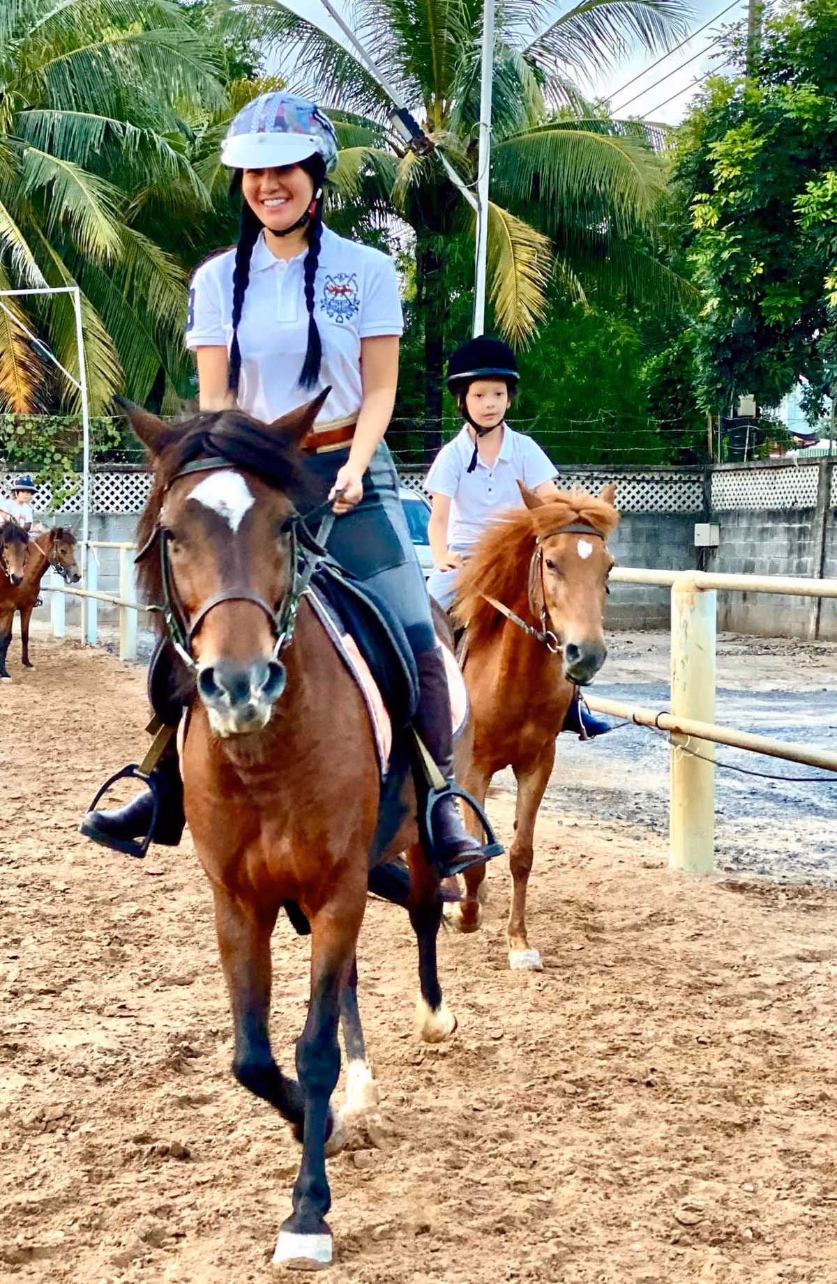 Không chỉ là chỗ dựa tinh thần cho giọng ca "Họa mi hót trong mưa", anh Gerhard Heusch còn chăm sóc tốt cho hai con của chị, dạy các bé cưỡi ngựa, trượt tuyết.