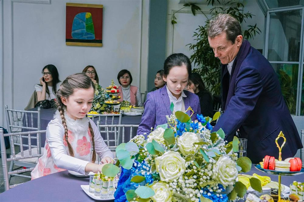 Sau khi Hồng Nhung và hai con về nước hồi tháng 7 năm ngoái, anh Gerhard Heusch có bay sang Việt Nam thăm 3 mẹ con kết hợp với công việc riêng tại đây. Ảnh: Ngoisao