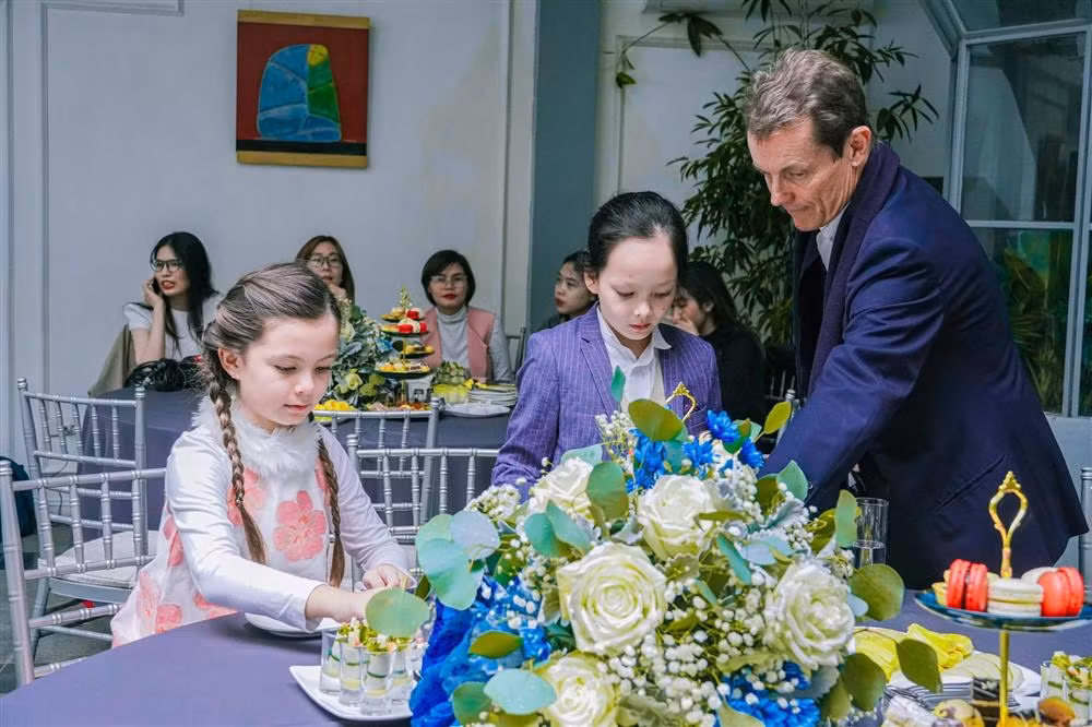 Sau khi Hồng Nhung và hai con về nước hồi tháng 7 năm ngoái, anh Gerhard Heusch có bay sang Việt Nam thăm 3 mẹ con kết hợp với công việc riêng tại đây. Ảnh: Ngoisao