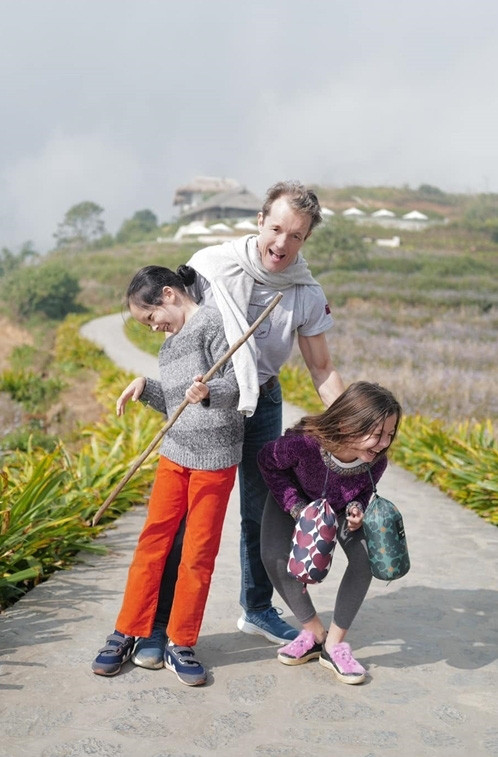 Theo truyền thông đăng tải, bạn trai ngoại quốc của Hồng Nhung có tên Gerhard Heusch. Anh là một kiến trúc sư người Đức hiện sống và làm việc ở Los Angeles, Mỹ.