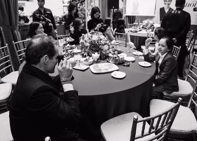 Xuất hiện trong một sự kiện của nữ Diva, bạn trai mới của Hồng Nhung gây thiện cảm với vóc dáng mảnh khảnh, vẻ ngoài đạo mạo và đặc biệt rất ân cần với hai con riêng của bạn gái. Ảnh: Ngoisao