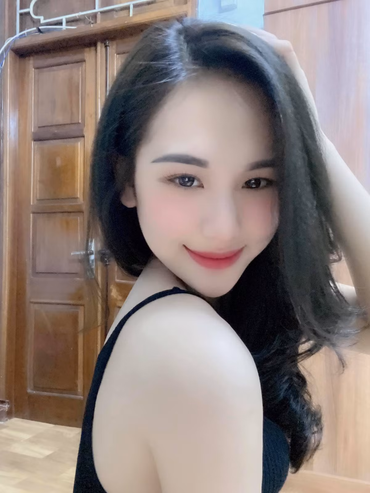 "... Một người mà ở bên cạnh có thể cười thật nhiều, sống thật với bản thân mình. Một người không vô tâm và biết suy nghĩ. Khi ra ngoài có thể rất chăm chút, nhưng ở bên cạnh nhau giản dị, thậm chí xuề xoà, điên điên một chút, đó là cảm giác thoải mái khi được sống thật cùng người mình yêu. Một người chiều chuộng chưa chắc đã là người thương yêu em nhất, nhưng một người chịu được tính của em thì chắc chắn là người thương yêu em rất nhiều!".