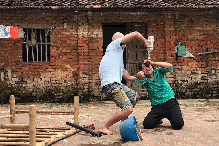 Thoi trang ngoai doi khac han tren phim cua Thuong “Pho trong lang”