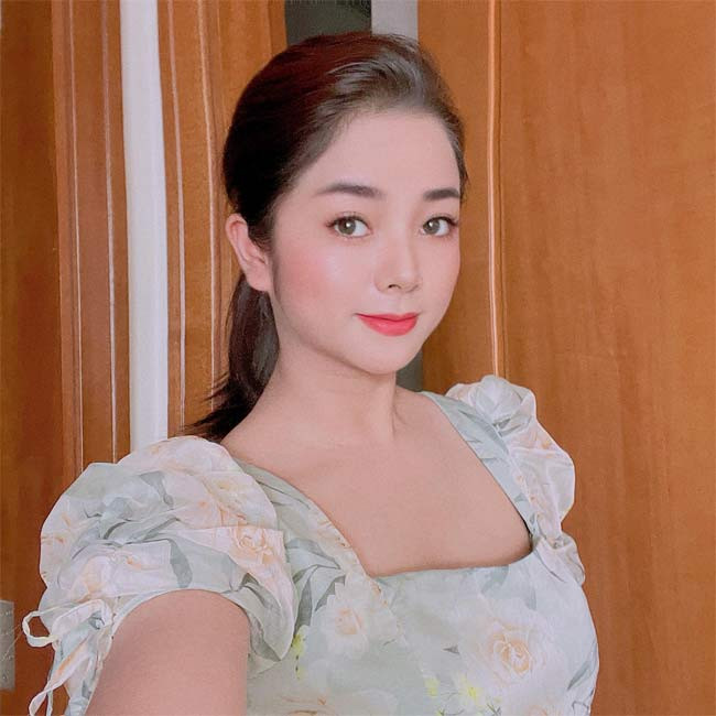 Nữ diễn viên "Phố trong làng" sở hữu khuôn mặt xinh xắn với đôi mắt to tròn, làn da trắng mịn, nên chỉ cần mặc một chiếc váy hoa đơn giản là đã tôn được vê đẹp.