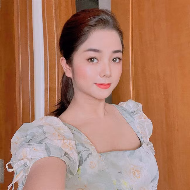 Nữ diễn viên "Phố trong làng" sở hữu khuôn mặt xinh xắn với đôi mắt to tròn, làn da trắng mịn, nên chỉ cần mặc một chiếc váy hoa đơn giản là đã tôn được vê đẹp.