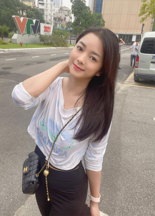 Người đẹp quê Hà Tĩnh từng tốt nghiệp Đại học Sân khấu điện ảnh Hà Nội và hiện công tác ở Nhà hát Tuổi trẻ. Ngoài đời, Lệ Quyên ăn vận rất giản dị nhưng vẫn bắt mắt nhờ vẻ ngoài trẻ hơn tuổi.