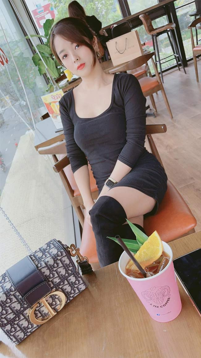 Váy đen ôm sát, boot đen cao tới gối, bà mẹ một con trông vẫn bắt mắt như thời là hot girl ngày nào.