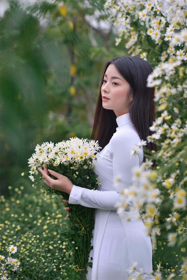 Vóc dáng nhỏ nhắn, khuôn mặt xinh xắn là yếu tố giúp Lệ Quyên trẻ hơn so với tuổi rất nhiều.