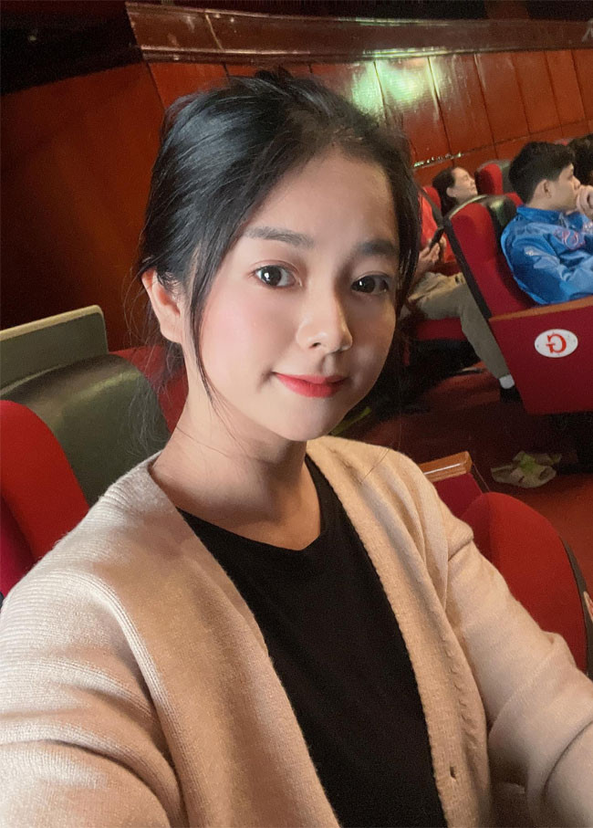 Cô từng tham gia một số bộ phim như "Khi người đàn ông góa vợ bật khóc", "Những cánh hoa trước gió", "Sát thủ online", "Lựa chọn cuối cùng".