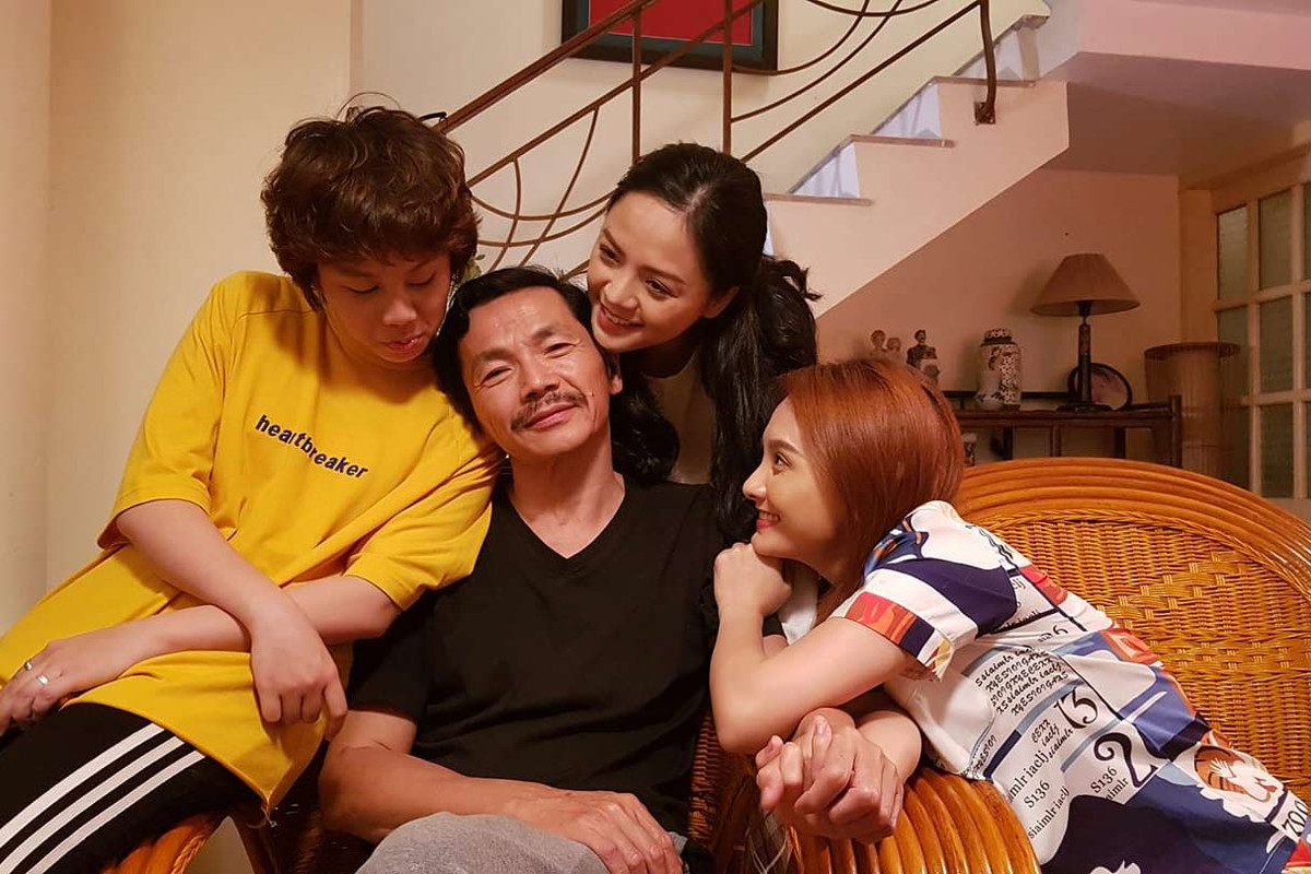 Không còn đứng trên sân khấu kịch nữa nhưng nam diễn viên "Thương ngày nắng về" vẫn đi đóng phim, nhận làm chủ nhiệm một lớp diễn viên của trường Đại học Sân khấu Điện ảnh Hà Nội.