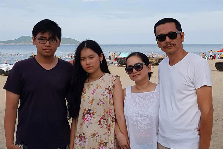 Con trai và con gái đã đi du học nên theo chia sẻ của Trung Anh, có hai vợ chồng ở nhà cũng hơi buồn.