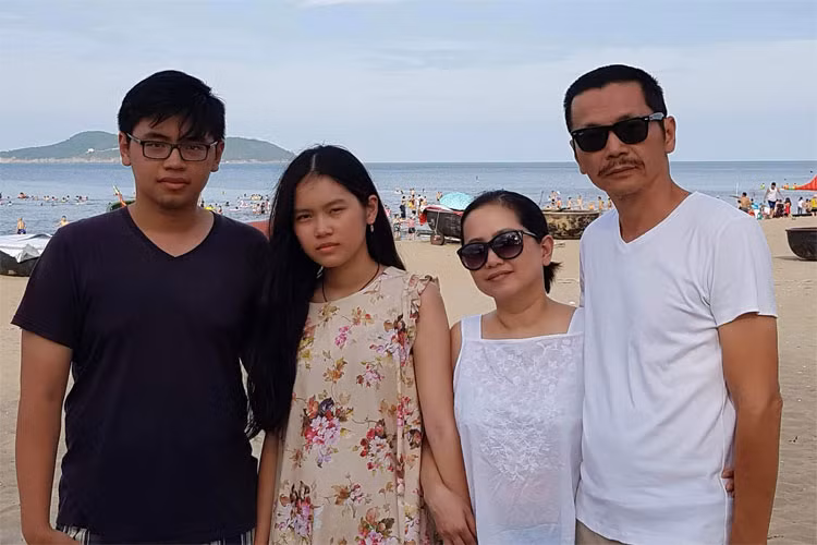 Con trai và con gái đã đi du học nên theo chia sẻ của Trung Anh, có hai vợ chồng ở nhà cũng hơi buồn.