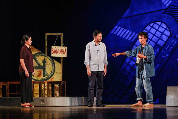  NSND Trung Anh sinh năm 1961, bén duyên với sân khấu từ năm 17 tuổi. Anh là lứa diễn viên đầu tiên của Nhà hát Kịch Việt Nam và ghi danh với nhiều vở kịch như: "Tội lỗi", "Đêm của bóng tối", "Mỹ nhân và Anh hùng", "Hàng xóm chung cư", "Hồn Trương Ba da hàng thịt", "Hamlet", "Thầy và trò", "Khát vọng". Năm 2019, Trung Anh được phong tặng danh hiệu NSND.