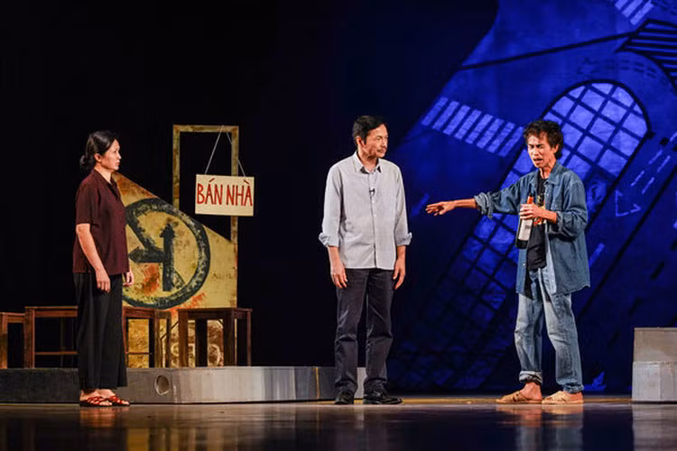  NSND Trung Anh sinh năm 1961, bén duyên với sân khấu từ năm 17 tuổi. Anh là lứa diễn viên đầu tiên của Nhà hát Kịch Việt Nam và ghi danh với nhiều vở kịch như: "Tội lỗi", "Đêm của bóng tối", "Mỹ nhân và Anh hùng", "Hàng xóm chung cư", "Hồn Trương Ba da hàng thịt", "Hamlet", "Thầy và trò", "Khát vọng". Năm 2019, Trung Anh được phong tặng danh hiệu NSND.