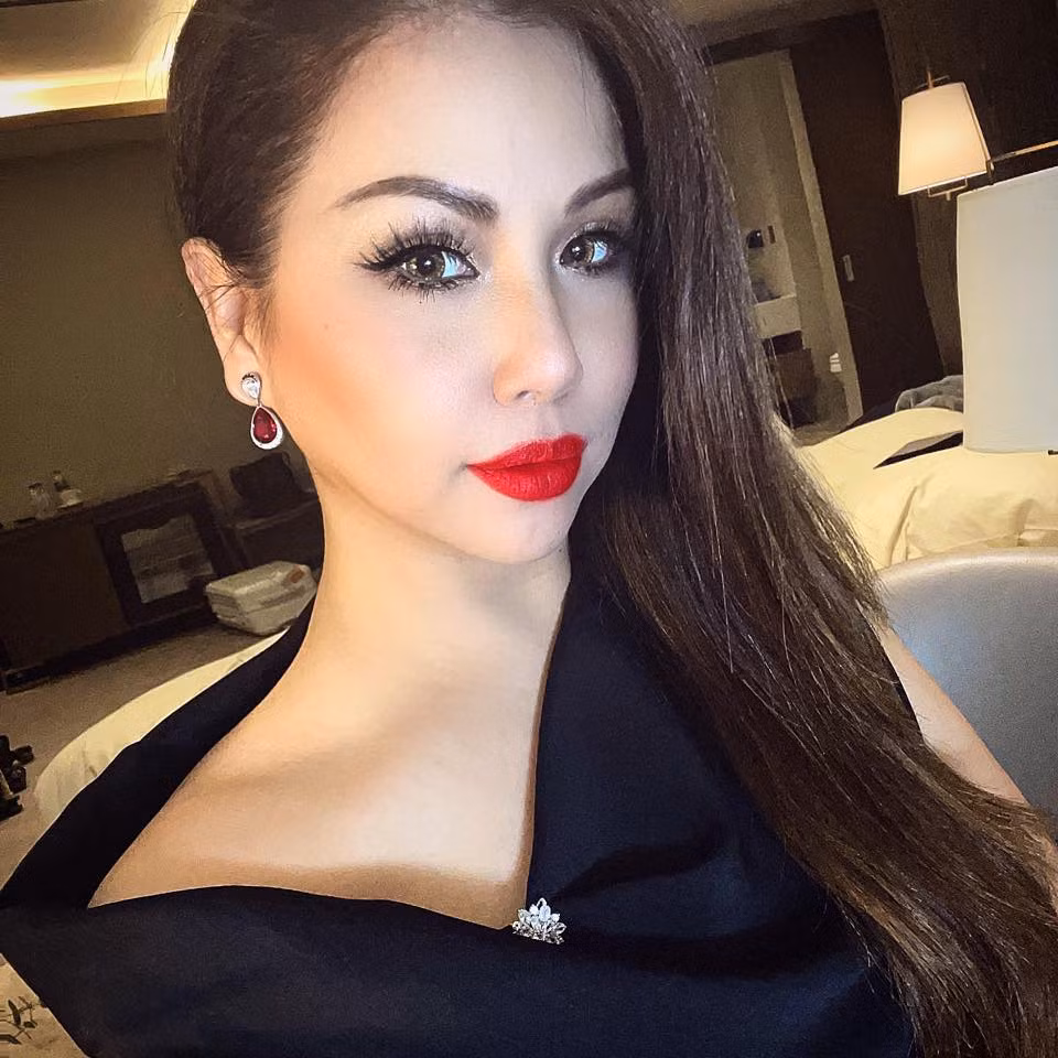 Ca sĩ Minh Tuyết sinh năm 1976, là em gái út của Cẩm Ly. Không chỉ thành công trong sự nghiệp ca hát, Minh Tuyết còn có tổ ấm hạnh phúc bên doanh nhân Việt kiều Diệp Nghi Keith.