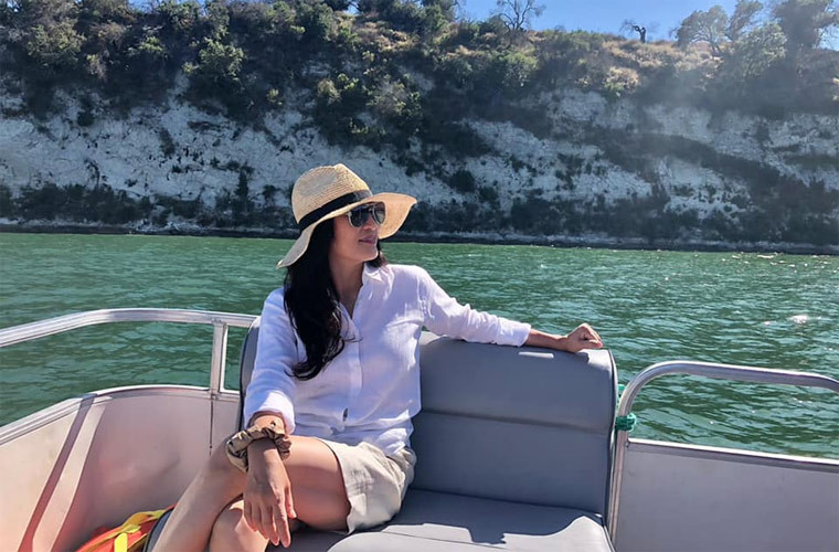 Hồng Đào chọn những nơi vắng người để tới thăm thú.